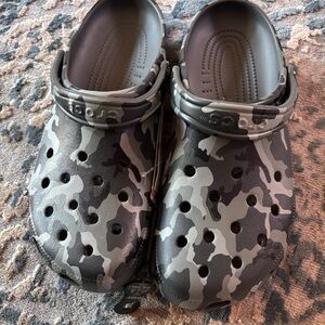 Crocs NWT size unisex m11 grey camo